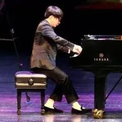 万圣节狂欢临近！永乐国际F66艺术家宋思衡在津奏响“交响情人梦”